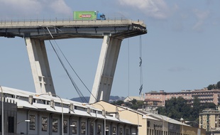 Un camion sur le viaduc de Gênes après son effondrement, le 14 août 2018.