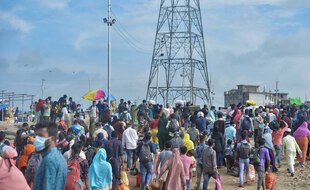 Des centaines de milliers de Bangladais sont retournés travailler samedi 31 juillet malgré la pandémie.