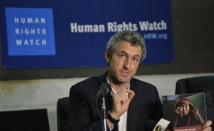 Le chercheur de Human Rights Watch (HRW) Richard Pearshouse lors d'une conférence de presse à Dacca au Bangladesh, le 6 avril 2016