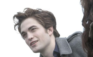 Grâce à son rôle de vampire un peu autiste dans Twilight, Robert Pattinson a été élu Homme le plus sexy de lannée 2008 par le magazine américain People.