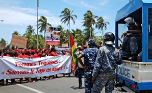 Rassemblements dispersés à coups de gaz lacrymogène ou sous la menace de jeunes armés de gourdins, incertitude sur la date des législatives: le Togo est en proie à de fortes tensions, alors que l'opposition appelle à trois jours de manifestations dans la capitale.