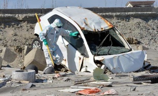 L'épave d'une voiture, près de la centrale nucléaire de Fukushima, le 11 mars 2013, deux ans après le gigantesque tsunami qui a frappé cette côte du Japon
