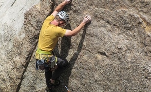 Illustration d'un homme en train d'escalader une paroi