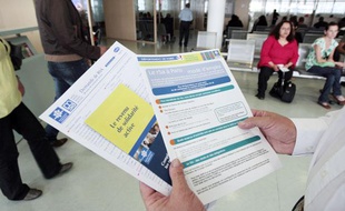 Une personne présente les brochures informant sur le RSA en juin 2009 à Paris.