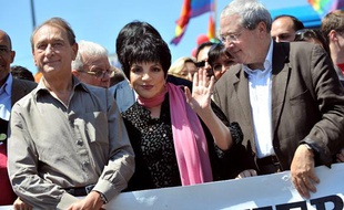 Liza Minnelli, accompagnée de Bertrand Delanoë et Jean-Paul Huchon, lors de l'édition 2009 de la gay pride, le 27 juin 2009.