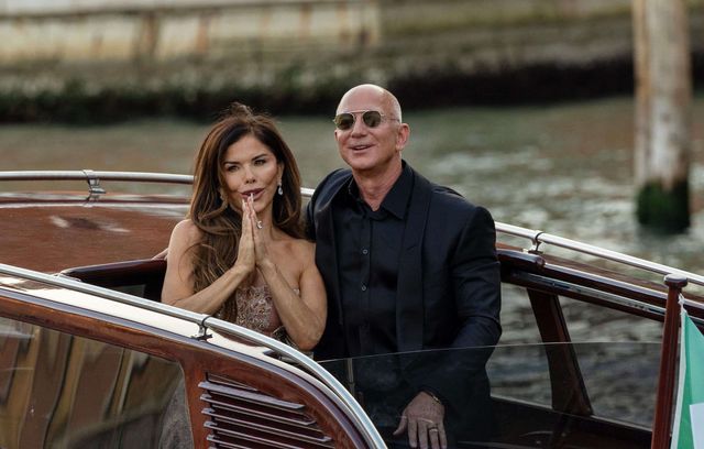 Les mariés quittent l’hôtel Aman pour se rendre à l’Arsenal de Venise pour leurs célébrations du samedi soir. Ils ont l’air heureux (et très riches).