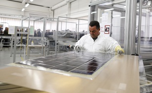 La fabrication d'un panneau photovoltaique destiné à la première route solaire en Normandie.