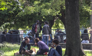 Des consommateurs de crack, le 26 septembre, au square de la Porte de la Villette, à Paris.