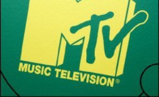 La chaîne musicale câblée MTV (groupe Viacom) et le géant des logiciels Microsoft ont lancé mercredi aux Etats-Unis un nouveau service de musique en ligne baptisé Urge, offrant de télécharger à partir d'un catalogue de 2 millions de chansons.