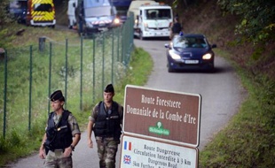 Les enquêteurs chargés de la tuerie des Alpes concentraient vendredi leurs efforts sur la personnalité du père de famille britannique tué mercredi, après avoir réentendu en vain la fillette retrouvée miraculée après être restée huit heures dans sa voiture.