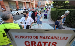 Une distribution de masques gratuits à Madrid, où a population est invitée à se reconfiner ce vendredi 21 août 2020.