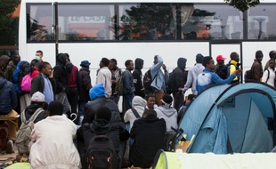 Evacuation de migrants installés dans les Jardins d'Eole le 6 juin 2016 à Paris
