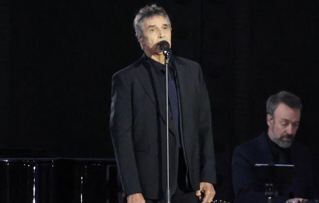 Parmi les hommages rendus à Robert Badinter lors de son entrée au Panthéon, jeudi à Paris, figurait celui du chanteur Julien Clerc. Devant le monument, l’artiste a interprété « L’assassin assassiné », un titre emblématique faisant écho au combat de l’ancien garde des Sceaux pour l’abolition de la peine de mort.