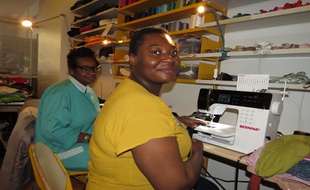 Zahra Essaharaoui et Merveille Agbo, en réinsertion remettent un pied dans les métiers de la mode en travaillant les collections de Ceterrra.
