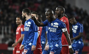 L'homme soupçonné d'avoir proféré des cris racistes visant le défenseur et capitaine d'Amiens, Prince Gouano, lors du match de Ligue 1 contre Dijon a été placé sous le statut de témoin assisté.