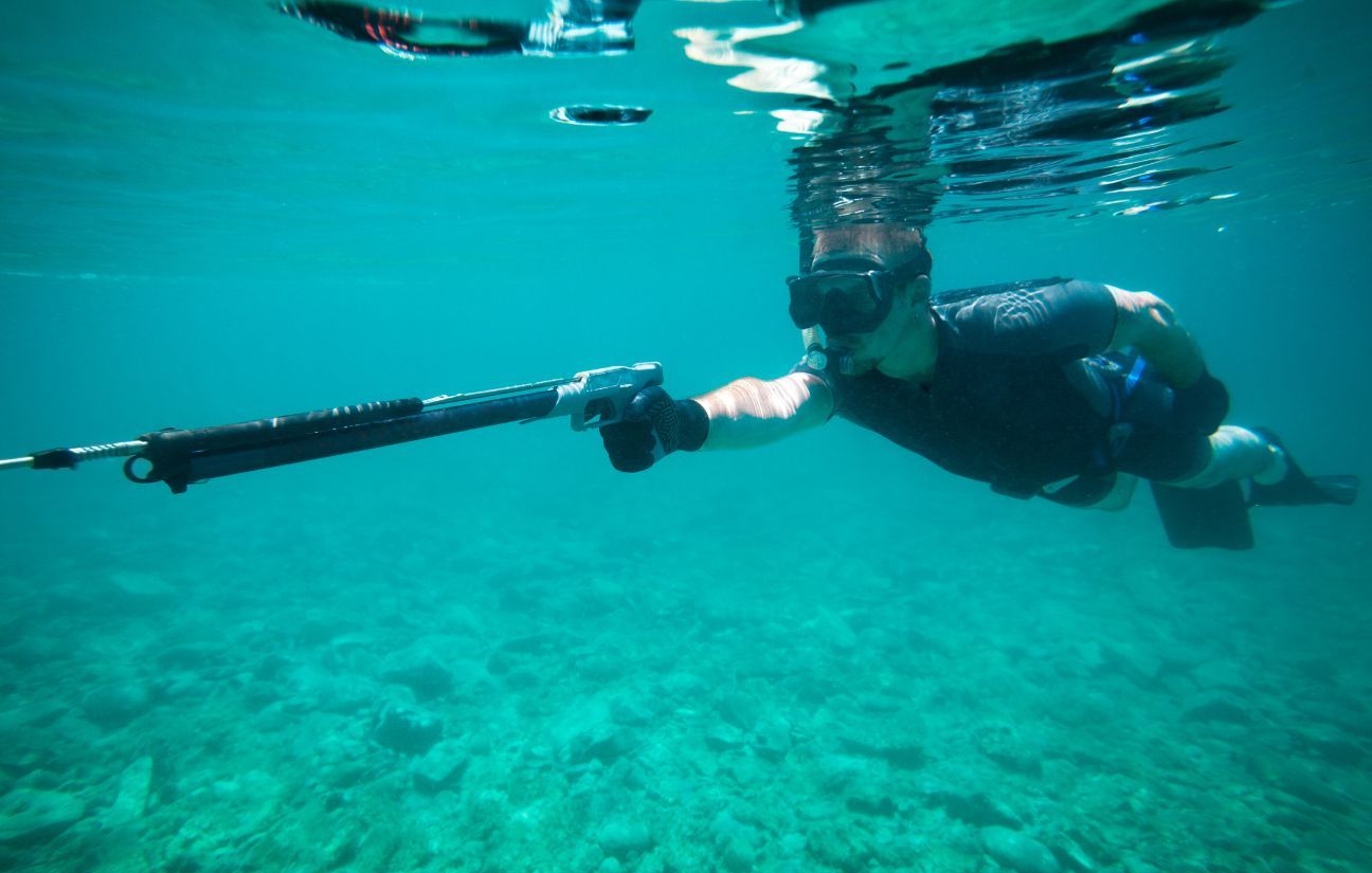 La victime a été mortellement blessée par un tir de harpon. Illustration de chasse sous-marine.