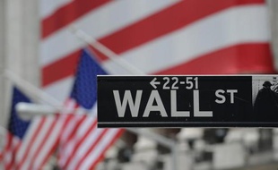 Wall Street a dégringolé jeudi, trébuchant sur une série d'indicateurs relançant les spéculations quant à un durcissement imminent de la politique monétaire américaine et sur les prévisions décevantes de Wal-Mart et Cisco.