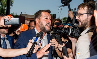 Matteo Salvini, l'homme fort du gouvernement italien et chef de la Ligue, a réclamé jeudi 8 août 2019 des élections anticipées, provoquant une crise politique à l'issue incertaine.