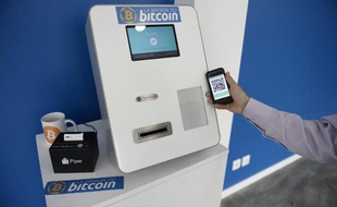 Un distributeur de bitcoin à la maison du bitcoin à Paris, le 20 juin 2014