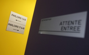 Dans les couloirs d'une prison. Illustration.