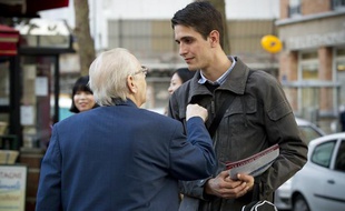 Gaëtan Dussausaye, secrétaire départemental du Front National de la Jeunesse (FNJ) de Paris, tracte à la sortie du métro Rue des Boulets dans le 11e en vue des éléctions municipales, le 8 octobre 2013.