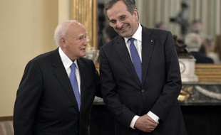 Le Premier ministre grec Antonis Samaras (d) et le président grec Carolos Papoulias lors d'une cérémonie à Athènes le 10 juin 2014