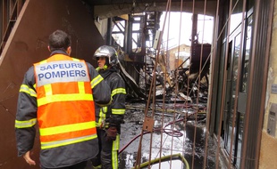 L'entrée de la Cantine numérique laisse deviner des locaux dévastés après l'incendie.