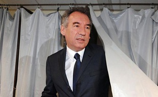 Le secrétaire général de l'UMP, Jean-François Copé, a annoncé lundi que l'UMP allait investir un candidat face au président du MoDem, François Bayrou, dans sa circonscription des Pyrénées-Atlantiques aux législatives de juin.