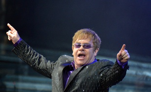 Elton John est un passionné de foot et ex-propriétaire de Watford, en Angleterre.