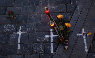 Un hommage improvisé aux victimes du Covid-19 à Prague, le 29 mars 2021.