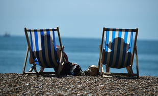 Illustration de touristes s'offrant un bain de soleil.