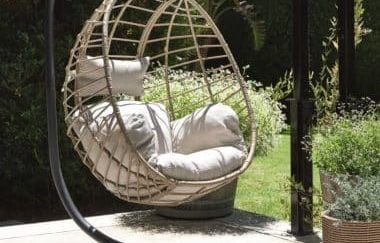 Envie de lézarder au jardin ? La chaise suspendue BORK est à moitié prix chez Jysk en ce moment !