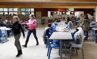 Les élèves du collège St-Adrien près de Lille à la cantine pendant le déjeuner de midi.
