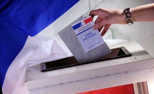 A quelques jours du premier tour de la présidentielle, plus d'un Français sur deux (56%) estime que la démocratie ne fonctionne plus réellement en France où "priment les intérêts économiques et financiers", selon un sondage Ifop pour le mouvement Colibris publié mardi.