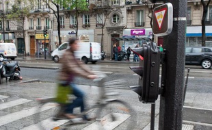 L'autorisation de griller les feux rouges pour les cyclistes dans certaines conditions est lancée à Paris, le 23 avril 2012.