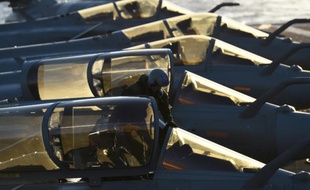 Des avions de chasse français de retour sur le porte-avions Charles de Gaulle après des raids sur l'Irak et la Syrie, en Méditerranée le 23 novembre 2015
