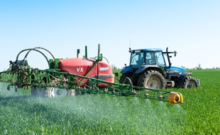 Un épandage de pesticides dans un champs. Illustration.