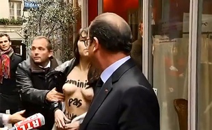 Paris, le 28 octobre 2014. François Hollande est pris à parti dans le passage Molière par deux manifestantes des Femen.