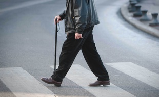 Un homme avec un canne (illustration).