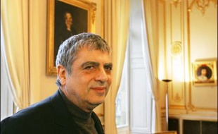 Jacques Chirac a décoré jeudi le chanteur Enrico Macias, le cancérologue David Khayat, le pâtissier Pierre Hermé, le procureur général de la cour d'appel de Paris Laurent Le Mesle ainsi que le journaliste de TF1 François Bachy.