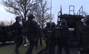 Capture d'écran de la vidéo diffusée par la gendarmerie de l'assaut sur l'imprimerie où étaient retranchés les deux tireurs de Charlie Hebdo.
