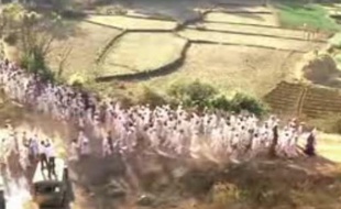 Le 9 septembre 2009, les admirateurs de Gandhi sont invités à rejoindre, vêtus de blanc, la «Révolte des fourmis blanches», à 13h tapantes.