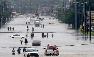 A Houston, les riverains tentent de fuir les rues inondées par l'ouragan Harvey, le 28 août 2017.