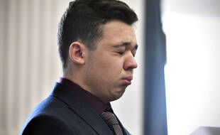 A la lecture du verdict l'acquittant du meurtre de deux personnes, le jeune Américain Kyle Rittenhouse s'est effondré en larmes avant de quitter rapidement la salle d'audience.