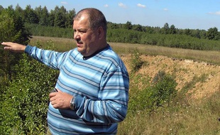 Le géophysicien Oleg Kuzichkin près du site choisi pour la centrale nucléaire de Mourom, en Russie, le 24 août 2011.