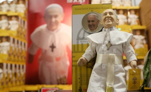 Des poupées du pape François avant sa visite en Irlande, le 26 août.