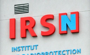 Vue extérieure d'un bâtiment arborant le logo de l'Institut de Radioprotection et de Sûreté Nucléaire, à Fontenay-aux-Roses, en banlieue parisienne, le 17 mars 2011