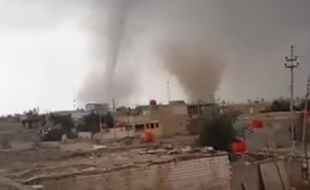 Une double tornade spectaculaire s’est formée le 14 avril 2016 dans la province irakienne de Maysan.