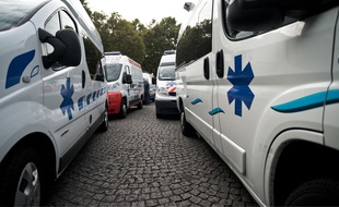 Depuis le petit matin, une cinquantaine d'ambulanciers manifeste. Illustration.