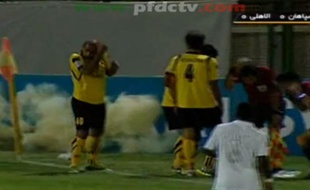 Un joueur jette une grenade lors d'un match de foot en Iran, le 19 septembre 2012.
